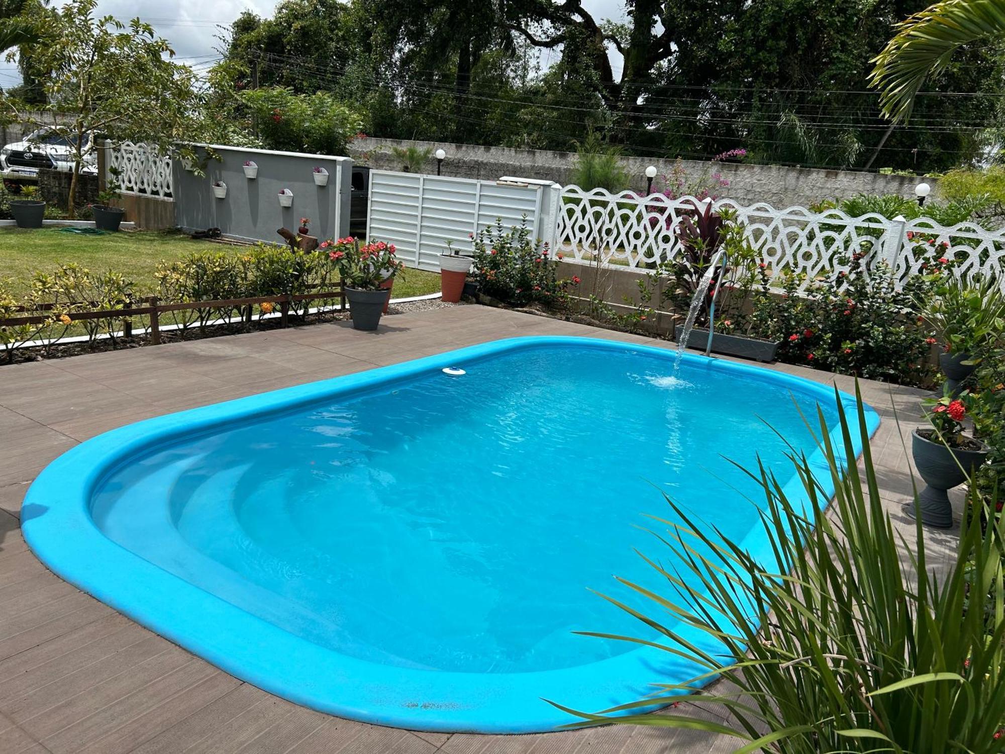 Em Uma Reserva Ambiental Com Piscina *