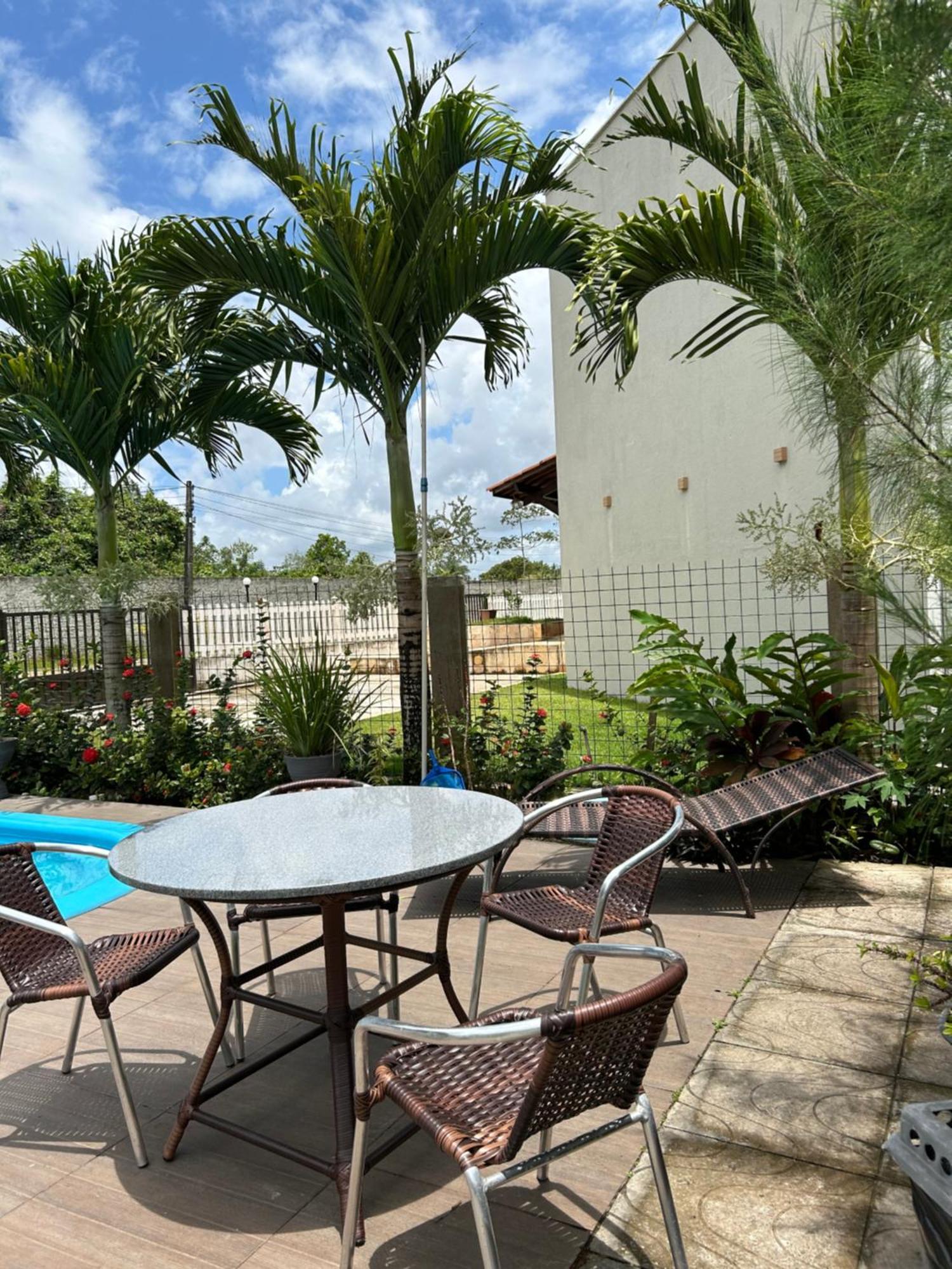 Em Uma Reserva Ambiental Com Piscina