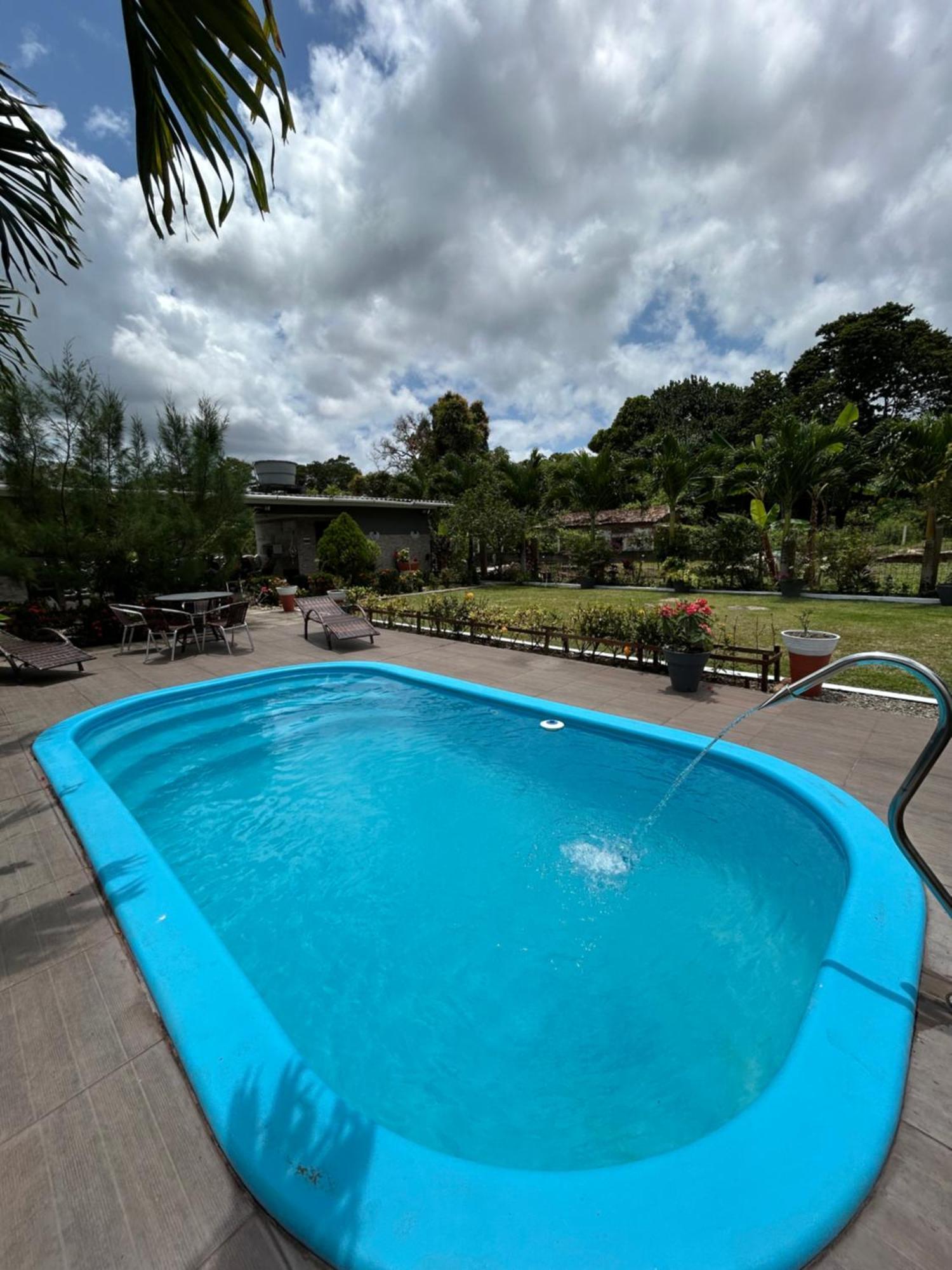 Em Uma Reserva Ambiental Com Piscina *